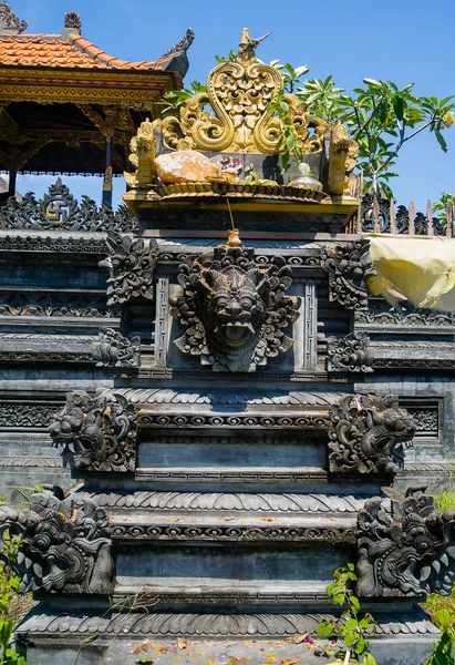 Bali, Endonezya - 11 Şubat 2017: Uluwatu Tapınağı Bali Adası, Endonezya uçmuş bir yapıda, kapat