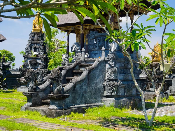 Bali, Endonezya - 11 Şubat 2017: Uluwatu Tapınağı Bali Adası, Endonezya uçmuş bir yapıda, kapat