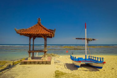 Bali Adası, Endonezya beach Pantai pandawa sarı kum bir tekne ile güzel bir güneşli gün