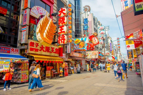 Osaka, Japonya - 18 Temmuz 2017: Dotonbori eğlence ilçesinde kimliği belirsiz insanlar. Dotonbori Osaka Japonya'nın başlıca turistik yerlerinden biridir