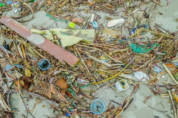 MUISNE, ECUADOR - 06 DE MAYO DE 2017: Contaminación de la playa con basura y basura en la playa causando daños al medio ambiente en la Isla Muisne en Ecuador —  Fotos de Stock