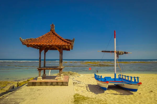 Bali Adası, Endonezya beach Pantai pandawa sarı kum bir tekne ile güzel bir güneşli gün