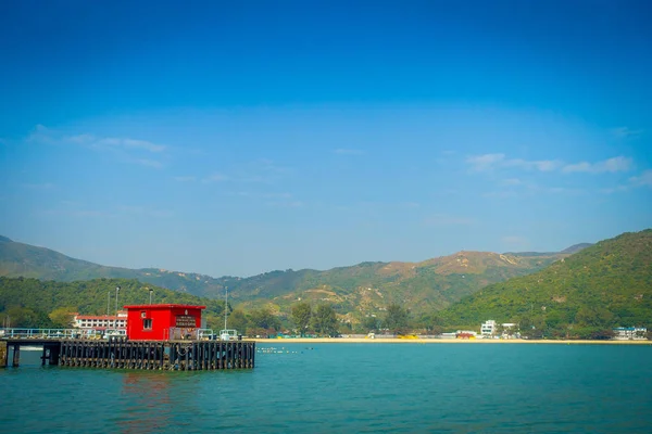 HONG KONG, CHINA - 26 de enero de 2017: Hermosa vista de la ciudad de Mui Wo en el horizonte en la ciudad rural, cabaña del muelle del barco de bomberos, ubicada en la isla Hong Kong Lantau — Foto de Stock