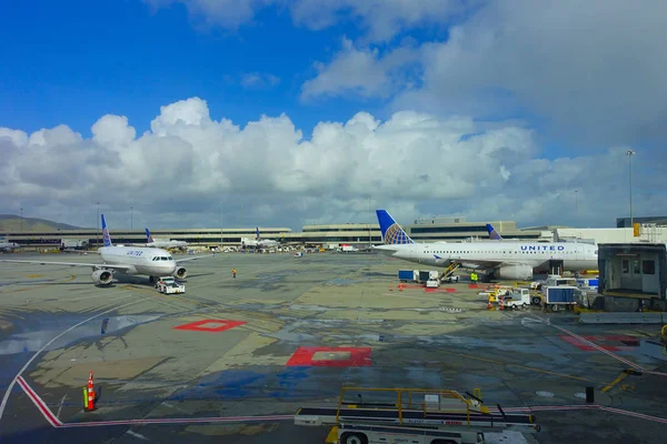 САН-ФРАНЦИСКО, КАЛИФОРНИЯ - 13 апреля 2014 года: Самолеты United Airlines в Терминале 3 международного аэропорта Сан-Франциско . — стоковое фото