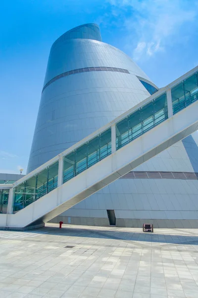 Macau Science Center, een onderscheidende, asymmetrische, conische vorm gebouw met een spiraal wandelpad, Macau. Moderne architectuur — Stockfoto