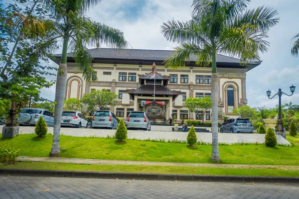 BALI, INDONESIA - 08 DE MARZO DE 2017: El edificio del centro es un edificio de oficinas del gobierno ubicado en Densapar, Bali Indonesia —  Fotos de Stock