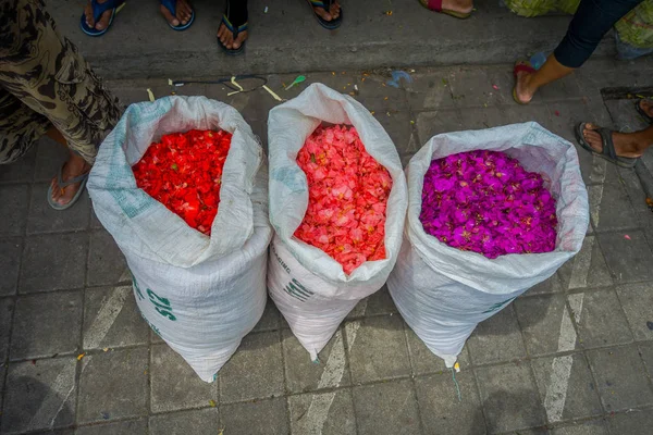 BALI, INDONESIA - 08 DE MARZO DE 2017: Mercado de flores al aire libre de Bali. Las flores son utilizadas diariamente por los hindúes balineses como ofrendas simbólicas en los templos, dentro de cestas coloridas. —  Fotos de Stock