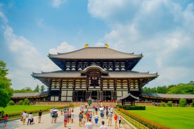 Nara, Japonya - 26 Temmuz 2017: Enter Todai-Ji, insan kalabalığı gerçekten Doğu büyük Tapınağı anlamına gelir. Nara city bulunan bir Budist tapınağı bu tapınağıdır