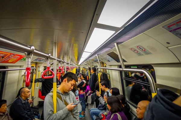 HONG KONG, CINA - 26 GENNAIO 2017: Persone non identificate all'interno della metropolitana, persone sfondo stile di vita all'interno del treno — Foto Stock