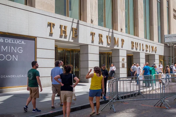 NUEVA YORK, EE.UU. - 05 DE MAYO DE 2017: El edificio Trump en Wall Street. En 1995 el presidente Donald Trump compró el edificio que ahora se conoce como The Trump Building . —  Fotos de Stock