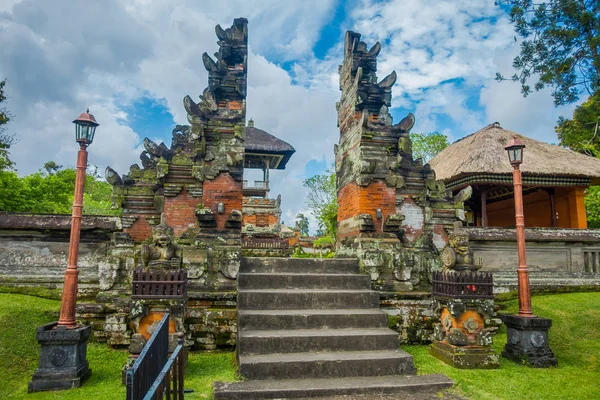 Bali, Indonésie - 08 března 2017: Zadejte královský chrám Mengwi říše v Mengwi, Bali, Indonésie — Stock fotografie