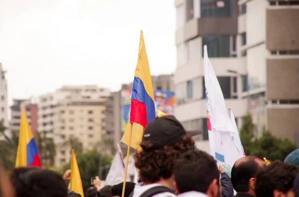 Quito, Ecuador - 7 April 2016: Oidentifierade folksamling med Ecuador och vita flaggor stödja presidentkandidat Guillermo Lasso, och journalister under anti regeringen protester i — Stockfoto