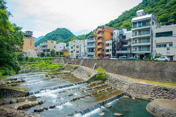 Hakone, Japonya - 02 Temmuz 2017: Nehir Hakone kasaba arka plan ile güzel manzarasına