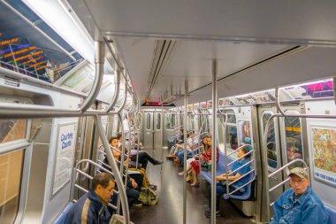 New York, ABD - 22 Kasım 2016: Metro toplu taşıma, Times Square New York City ABD'de yeraltı metro içinde otururken kimliği belirsiz kişi