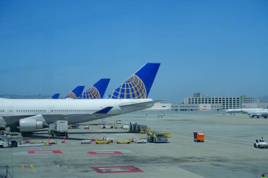 San Francisco, California - 11 Mayıs 2017: United Airlines uçak, San Francisco International Airport Terminal