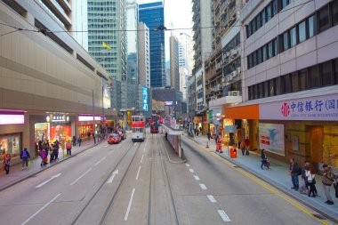 Hong Kong, Çin - 26 Ocak 2017: Hong Kong Adası şehirde geleneksel tramvay arabalar bekleyen kimliği belirsiz kişi gezinir