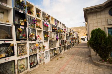 Quito, Ekvator - 23 Mayıs 2017: mezarlık San Antonio de Pichincha, tipik Katolik mezar mezar tonoz ile gösterilen görünümünü