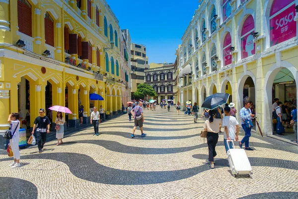 MACAU, CHINA- 11 DE MAYO DE 2017: Una gente no identificada caminando cerca de la Oficina del Instituto de Asuntos Cívicos y Municipales —  Fotos de Stock