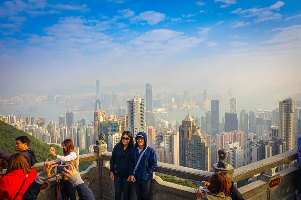 Hong Kong, Çin - 22 Ocak 2017: Resimler Victoria Peak horizont Hong Kong şehir mavi gökyüzü ile güneşli bir günde alan kimliği belirsiz insanlar