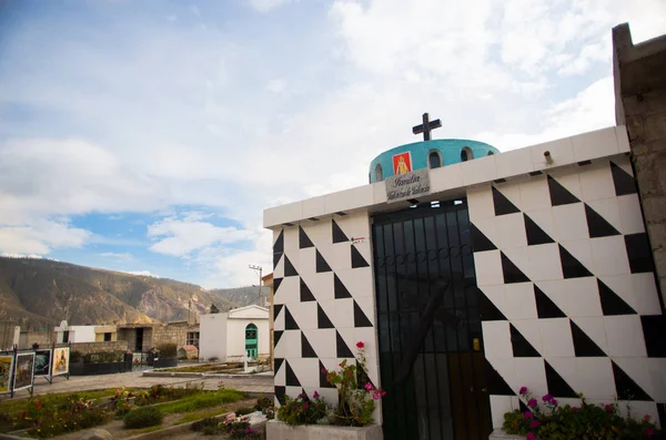 QUITO, ECUADOR- 23 DE MAYO DE 2017: Vista del cementerio de San Antonio de Pichincha, mostrando tumbas católicas típicas con bóvedas funerarias — Foto de Stock