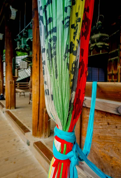 Nara, japan - 26. Juli 2017: nahaufnahme bunter vorhänge in der halle des nigatsu-do, todai-ji tempel, nara — Stockfoto