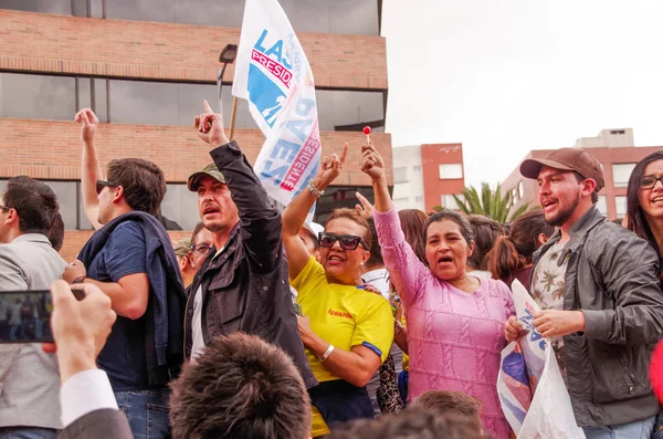 Quito, Ekvator - 7 Nisan 2016: Kalabalık olan Ekvador ve beyaz bayrak destekleyen Başkan adayı Guillermo Kement ve hükümet protesto anti sırasında gazeteciler kimliği belirsiz kişilerin