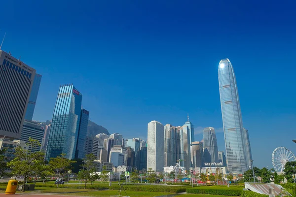 Лозова, Україна - 26 січня 2017: Сучасних будівель Фінанси району задньому плані, розташована в місті Гонконгу в небо красива bluw — стокове фото