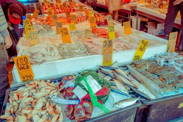 NUEVA YORK, EE.UU. - 22 DE NOVIEMBRE DE 2016: Un puesto de productos de la acera en China Town, mariscos en la ciudad de Nueva York, Chinatown es el hogar de la mayor cantidad de chinos en el hemisferio occidental —  Fotos de Stock