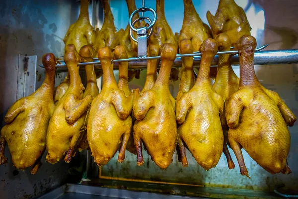 Kuřecí masíčka visící z jejich krku v obchodě v ulicích Asie, Hong Kong, Čína — Stock fotografie