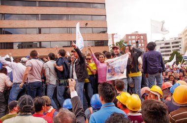 Quito, Ekvator - 7 Nisan 2016: Ekvador ve beyaz bayrak Başkan adayı Guillermo Kement ve hükümet protesto anti sırasında gazeteciler Shyris caddede destekleyen insanların kalabalık