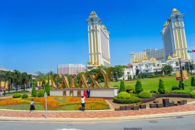 Makao, Çin-11 Mayıs 2017: Macau lüks rüya Galaxy Hotel açık parkta altın kelime bir işaret önünde kamera poz tanımlanamayan bir kişi, bu büyük bir turist cazibe 