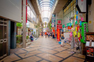 Nara, Japonya - 26 Temmuz 2017: yakın Nara pazarda, Nara, kimliği belirsiz insanlar