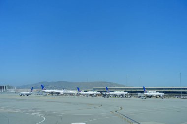 San Francisco, California - 11 Mayıs 2017: Güneşli bir gün San Francisco International Airport Terminal, United Airlines uçak