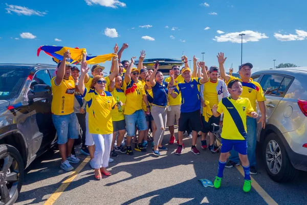 New York, ABD - 22 Kasım 2016: tanımlanamayan Ekvador fanlar futbol oyunu New York ABD'de sonra Ekvador Metlife stadyum dışında zaferini kutluyor