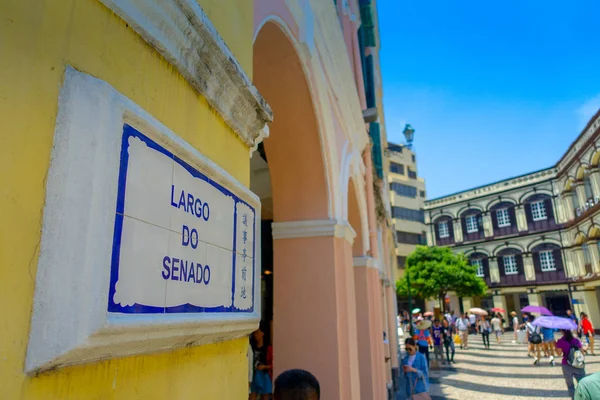 Macau, China - 11 mei 2017: een niet-geïdentificeerde mensen rondlopen van de prachtige St. Dominic Church in Macao. St. Dominic is een middeleeuwse kerk in de oude stad van Macao, close-up — Stockfoto