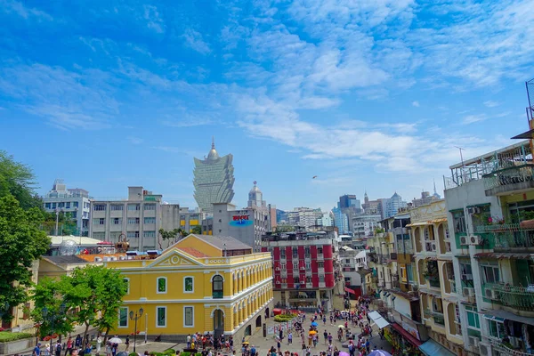 MACAU, CHINA- MAIO 11, 2017: Macau cidade com edifícios e atrás do icónico hotel Grand Lisboa é um hotel e restaurante muito grande, também o casino mais antigo da cidade de Macau — Fotografia de Stock