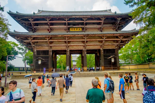 Nara, Giappone - 26 luglio 2017: folla di persone che camminano vicino a ay Nandaimon, il Grande Cancello Meridionale di notte. Il cancello è un elemento architettonico dominante nella zona del tempio Todai-ji, Nara — Foto Stock