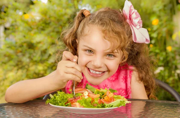 Güzel kızın bir bahçe arka planda bir çatal ile sağlıklı bir salata yemek hazırlama, yakın çekim — Stok fotoğraf