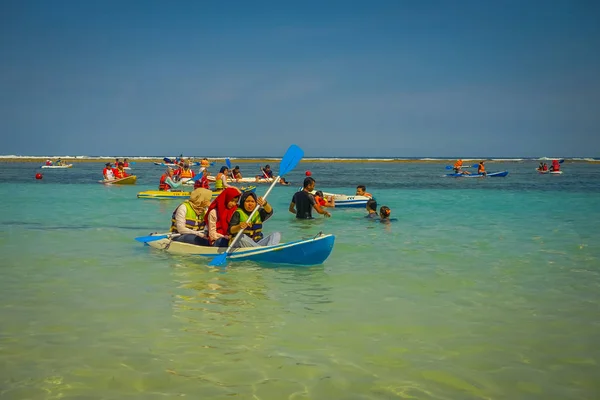 BALI, INDONESIA - MARCH 11, 2017: Unidentified people enjoying the beautiful sunny day over a kayak in the beach of Pantai pandawa, in Bali island, Indonesia — Stock Photo, Image