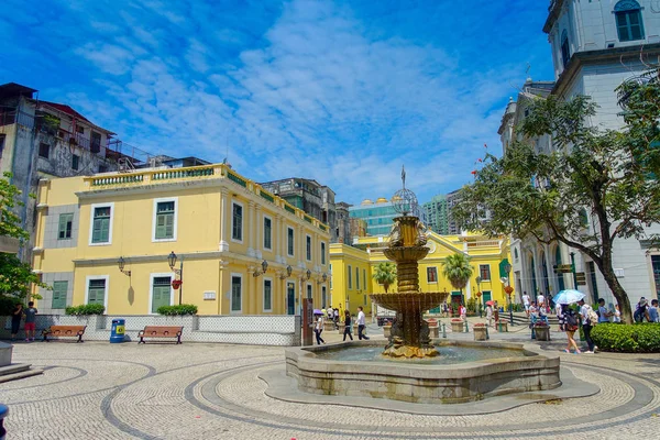 Makao, Çin - 11 Mayıs 2017: city center of Macau Çin bir muhteşem mavi gökyüzünde lavabo ve deniz atları ile güzel bir parklarda dolaşan bir kimliği belirsiz kişi güzel gün — Stok fotoğraf