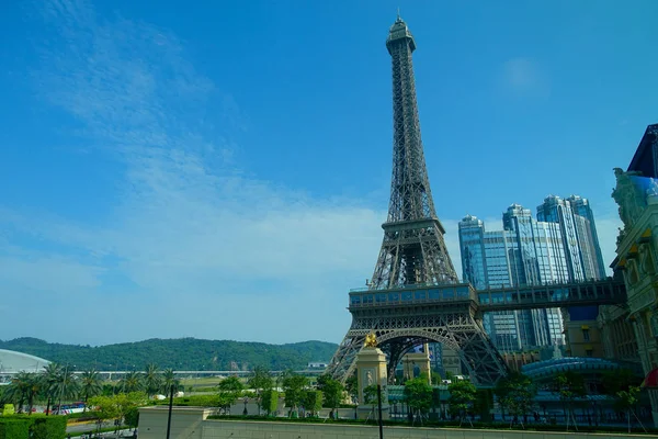 MACAU, CHINA- 11 DE MAYO DE 2017: Increíble y hermosa torre Eiffel en Macao parisino con un hermoso cielo azul en un hermoso día — Foto de Stock