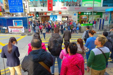 Hong Kong, Çin - 26 Ocak 2017: Kalabalık turist Victoria park Hong Kong, Çin için yakın yürüyüş