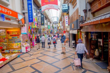 Nara, Japonya - 26 Temmuz 2017: yakın Nara pazarda, Nara, kimliği belirsiz insanlar