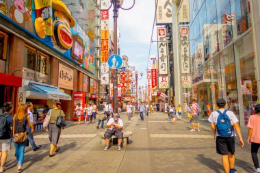Osaka, Japonya - 18 Temmuz 2017: Dotonbori eğlence ilçesinde kimliği belirsiz insanlar. Dotonbori Osaka Japonya'nın başlıca turistik yerlerinden biridir