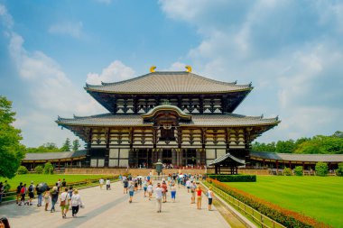 Nara, Japonya - 26 Temmuz 2017: Kimliği belirsiz kişi yürüyüş Todai-ji kelimenin tam anlamıyla Doğu büyük tapınak demektir. Nara city bulunan bir Budist tapınağı bu tapınağıdır