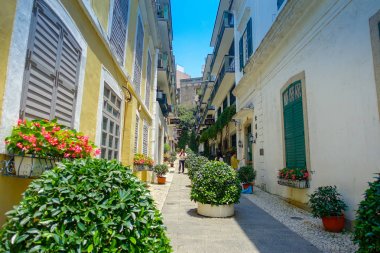 Makao, Çin - 11 Mayıs 2017: Macau şehir tarihi merkezinde sessiz ve güzel Portekizce Caddesi'nin dolaşan bir Tanımlanamayan kişi