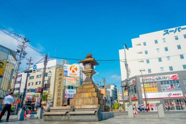Nara, Japonya - 26 Temmuz 2017: Demir lamba ortada teras bulunan ve Todiji Tapınağı'nda turistlerin parlak gökyüzü gün, Nara, Japonya yakın çekim