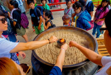 Nara, Japonya - 26 Temmuz 2017: Ther, ellerinde tütsü olan kimliği belirsiz kişiler Todai-ji Tapınağı girin. Nara city bulunan bir Budist tapınağı bu tapınağıdır