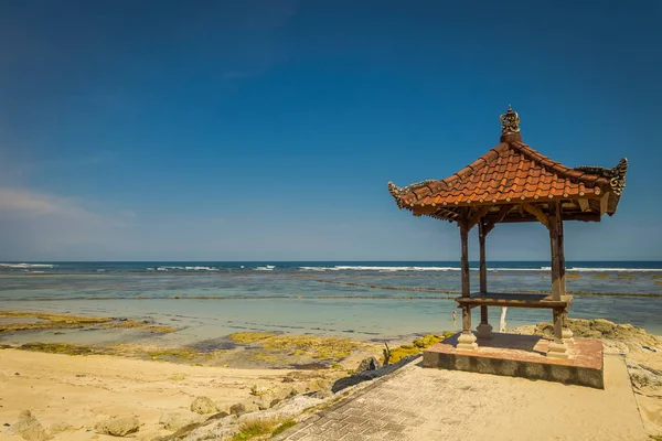 Vacker och solig dag med en liten cabain i den stranden av Pantai pandawa, i ön Bali, Indonesien — Stockfoto