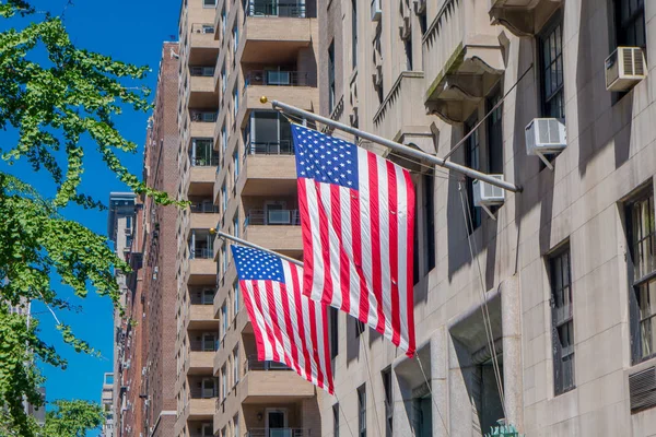 New York, Verenigde Staten - 22 November 2016: Prachtig uitzicht van New York city met twee vlaggen van Verenigde Staten opknoping van een gebouw in New York City Verenigde Staten — Stockfoto